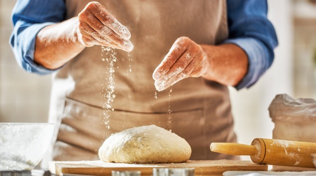 Ein Mann backt Brot.