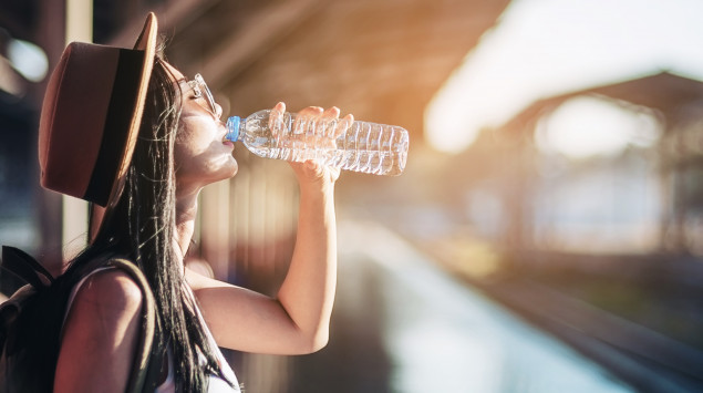 Eine Frau trinkt aus einer Wasserflasche