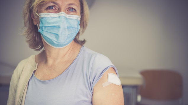 Eine alte Frau bekommt eine Corona-Impfung mit AstraZeneca