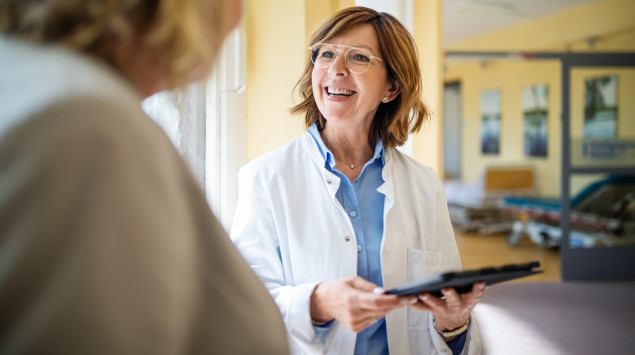 Eine Ärztin spricht mit einer Patientin