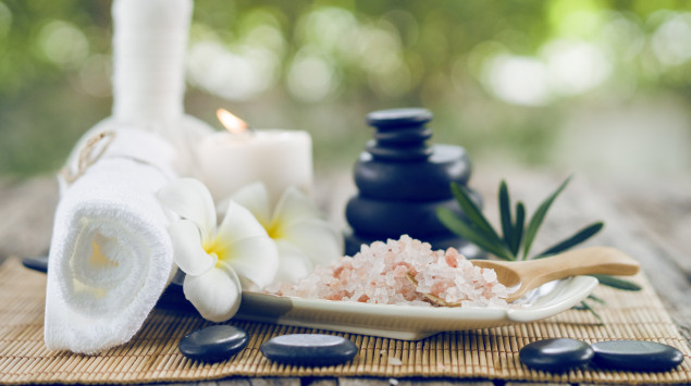 Man sieht verschiedene Utensilien für eine Ayurveda-Massage.