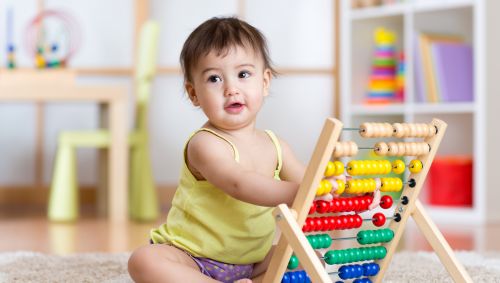 Ein Baby mit Abacus.