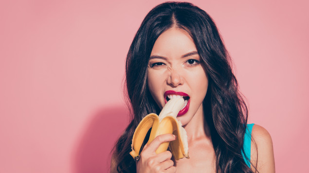 Eine Frau isst eine Banane
