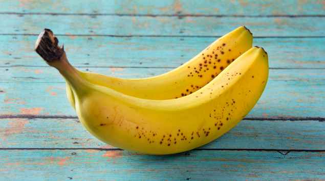 Bananen auf blauem Hintergrund