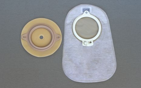 Utensilien für einen künstlichen Darmausgang: Basisplatte und Auffangbeutel.