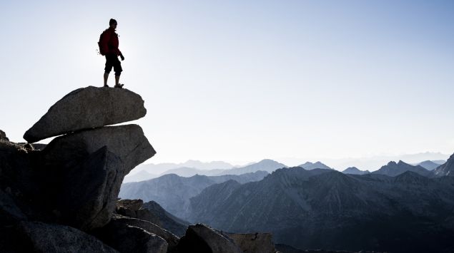 Das Bild zeigt einen Bergsteiger auf einem Felsvorsprung.