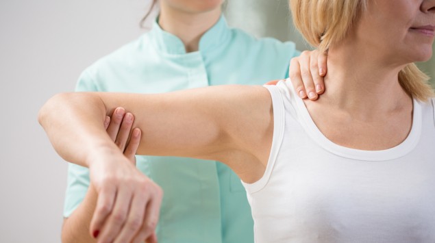 Muskelschwund? Eine Ärztin untersucht den Arm einer Frau.