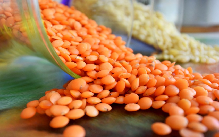 Diabetes - Tipps für die Ernährung: Man sieht rote Linsen und Bulgur.