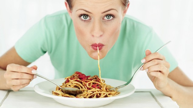 Eine Frau isst Spaghetti.