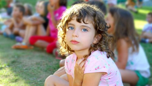 Das Bild zeigt ein junges Mädchen im Park.