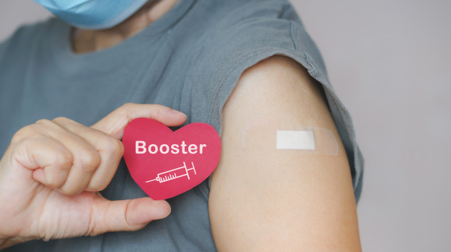 Eine Person hat die Booster-Impfung gegen Covid-19 erhalten.