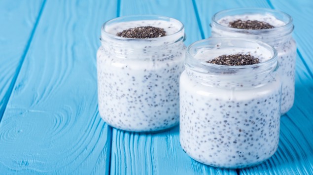 Chia-Samen lassen sich vielseitig verwenden, zum Beispiel auch in Joghurt.