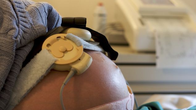 Schwangerschaftsbauch mit CTG