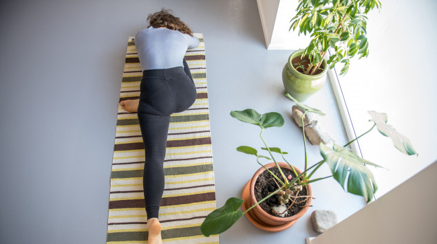 Eine Frau führt die Feldenkrais-Methode durch.