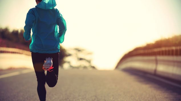 Seitenstechen: Eine Frau joggt auf der Straße