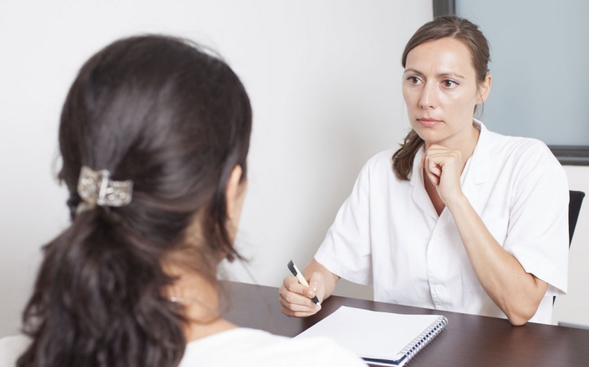 Scheidentrockenheit kann durch ganz unterschiedliche Ursachen entstehen – das Gespräch und verschiedene Untersuchungen helfen dem Arzt, die Diagnose zu stellen.