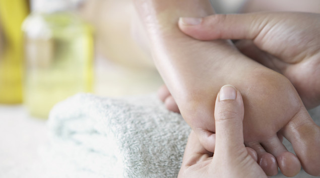 Eine Frau erhält eine Fußmassage.