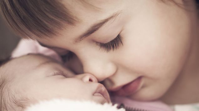 Mädchen mit Baby