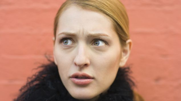 Das Bild zeigt eine junge Frau, die ein ungläubiges Gesicht macht.