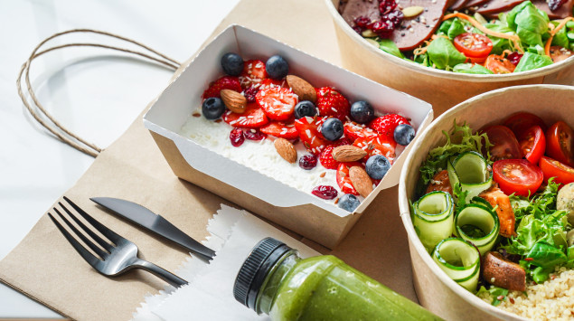 Bestelltes Essen vom Lieferservice, gesund