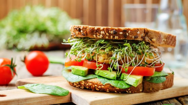 Ein gesundes und leckeres Sandwich: die perfekte Mahlzeit am Arbeitsplatz
