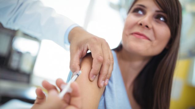 Eine Frau lässt sich impfen: Bestimmten Personengruppen wird eine Grippeimpfung empfohlen.