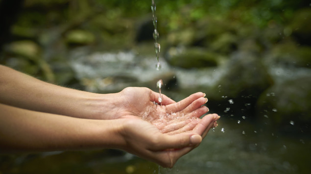 Hände fangen Wasser auf