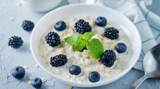 Haferbrei mit blauen Beeren ist heimisches Superfood.
