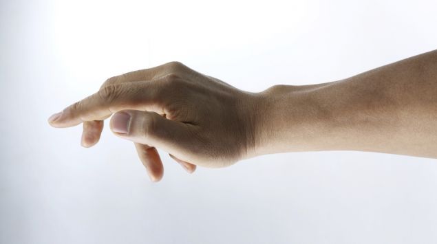 Man sieht eine Hand.