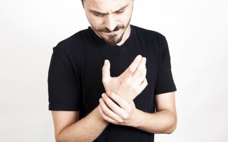 Finger verstaucht wie lange geschwollen