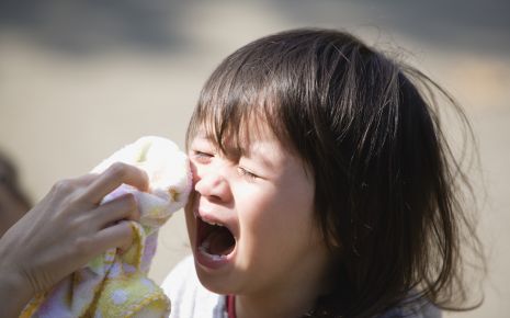 Ein kleines Kind weint und schreit.