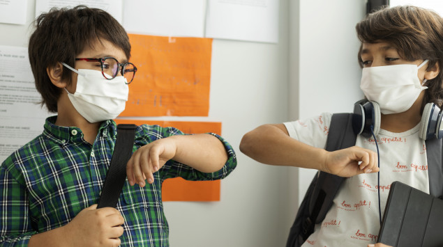 Ein Erwachsener zeigt einem Kind, wie man sich die Hände wäscht zum Schutz vor dem Coronavirus