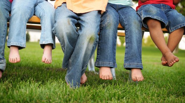 Man sieht Kinderbeine in Jeans.