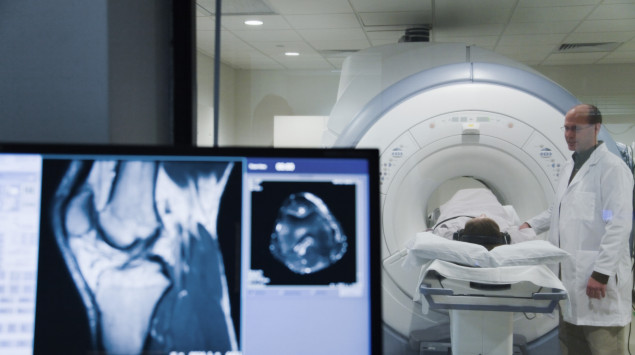 Eine Person wird in einen Magnetresonanz-Tomographen geschoben