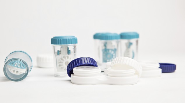 Verschiedene Kontaktlinsenbehälter zur Aufbewahrung von Kontaktlinsen.