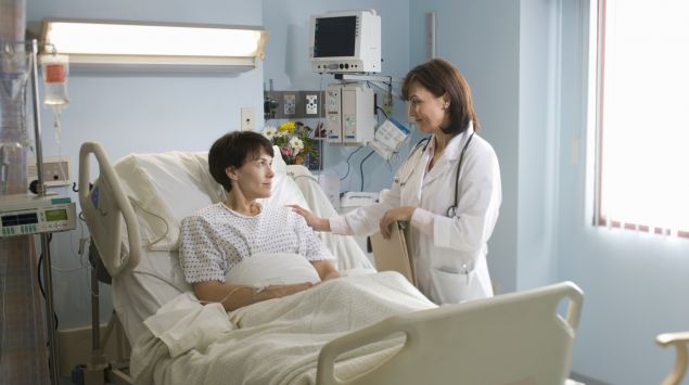 Das Bild zeigt eine Patienten, die im Krankenhausbett liegt.