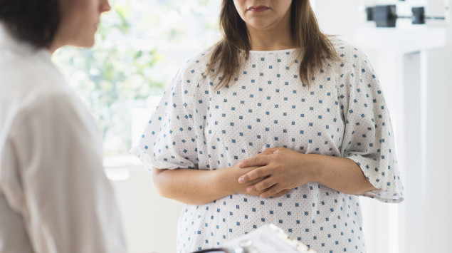 Eine Ärztin führt ein Gespräch mit einer Patientin.