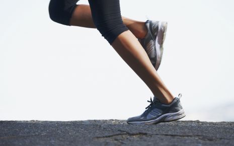 Das Bild zeigt eine Frau beim Joggen. Vor allem Läufer leiden häufig unter Achillessehnenbeschwerden wie zum Beispiel einer Achillodynie oder eine Achillessehnenentzündung.