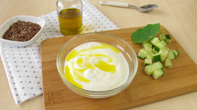 Ein Brett mit einer Schüssel Quark und Leinöl sind zu sehen