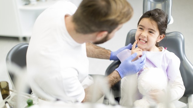 Ein Mädchen beim Zahnarzt: Vor allem Kinder erkranken oft an Karies.