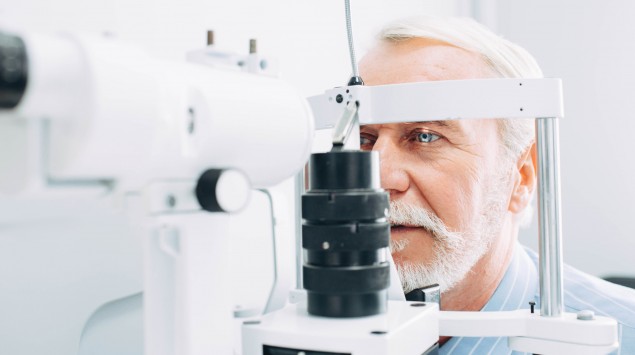 Glaukom: Eine frühzeitige Diagnose ist wichtig. Man sieht einen Mann bei einer augenärztlichen Untersuchung.