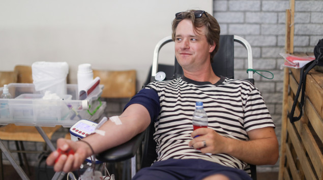 Ein Mann spendet Blut: Blutspenden sind auch während der Corona-Krise unentbehrlich.