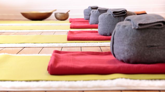 Meditationsmatte mit Meditationskissen und Decken