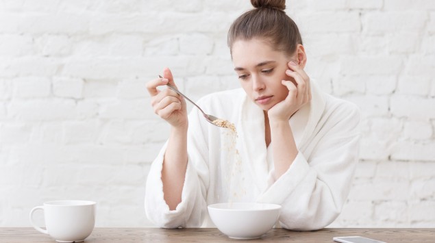 Frau frühstückt Müsli