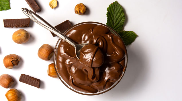 Das Bild zeigt ein Glas mit selbstgemachter Nuss-Nougat-Creme.-