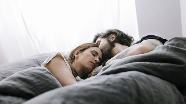 Ein schlafendes Paar im Bett. Schlaf und Ruhe sind wichtig für das Immunsystem.