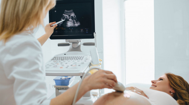 Frau macht Ultraschall zur Pränataldiagnostik.