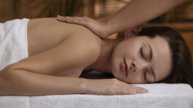 Eine Frau lässt eine Reiki-Behandlung durchführen.