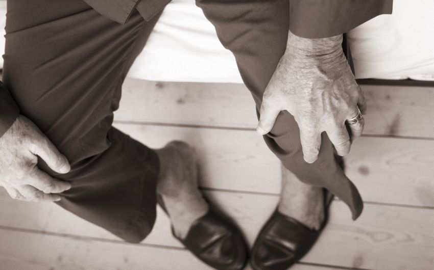 Eine Arthrose beginnt damit, dass der Gelenkknorpel nach und nach verschleißt. Im weiteren Verlauf wird der Gelenkspalt immer enger, bis die Knochenenden irgendwann direkt aufeinander reiben. Dann nehmen auch die umliegenden Knochen und Bänder im Gelenk Schaden.
