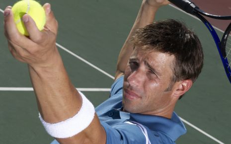 Tennisspieler beim Aufschlag.